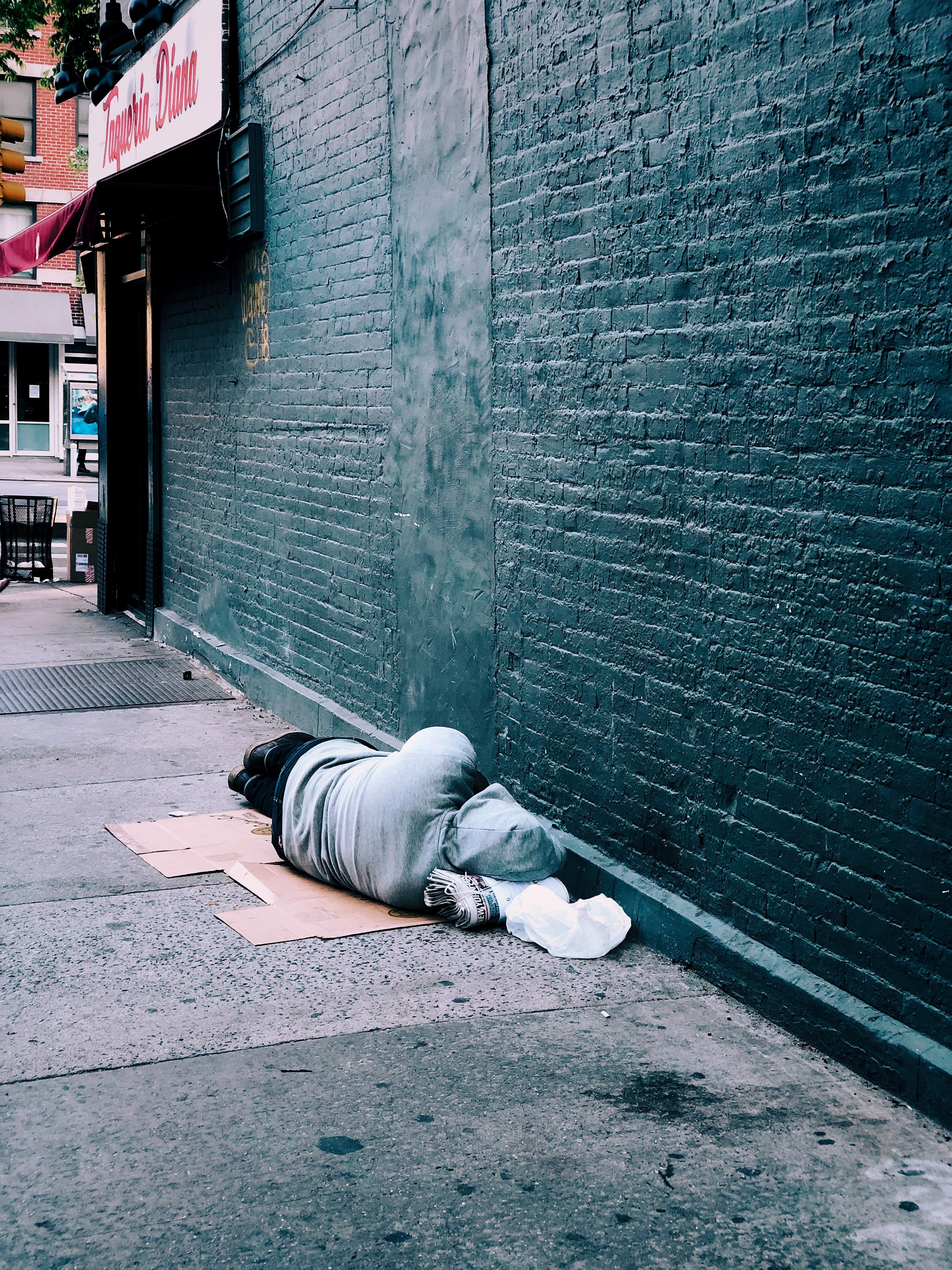 Street sleeping. Бездомный.